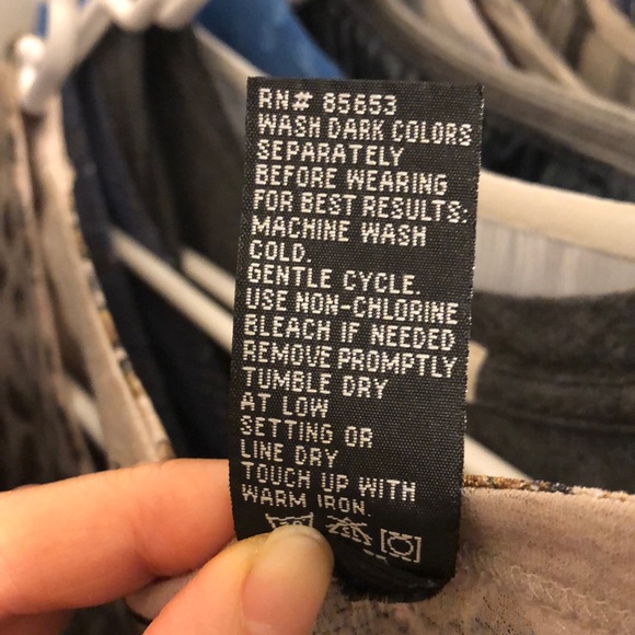 3/$10 Beliza Cheetah Print V-Neck Crop Top Large L - Picture 7 of 8